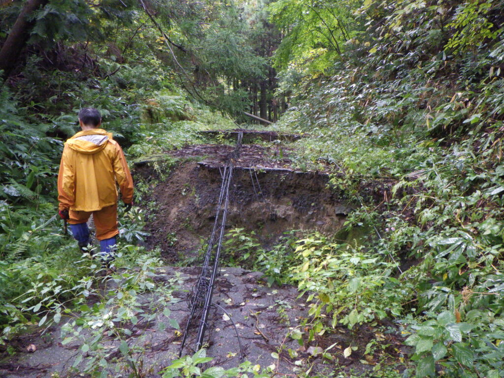 能登半島の蛇喰地区の道路．地すべりによって段差ができている．