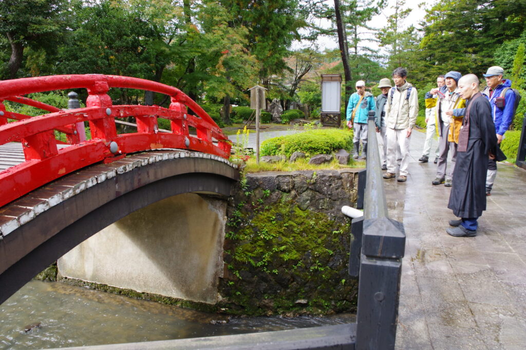総持寺の方から総持寺の説明をうけているところです.