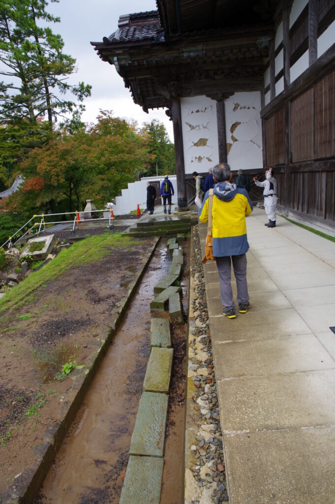 総持寺の自身による被災状況です.土壁が崩れ,灯籠が倒れています.