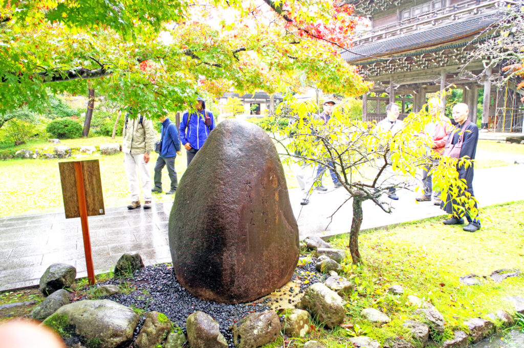 総持寺にある1.5mほどの岩が令和6年能登半島地震により,その向きが180度入れ替わった様子です.