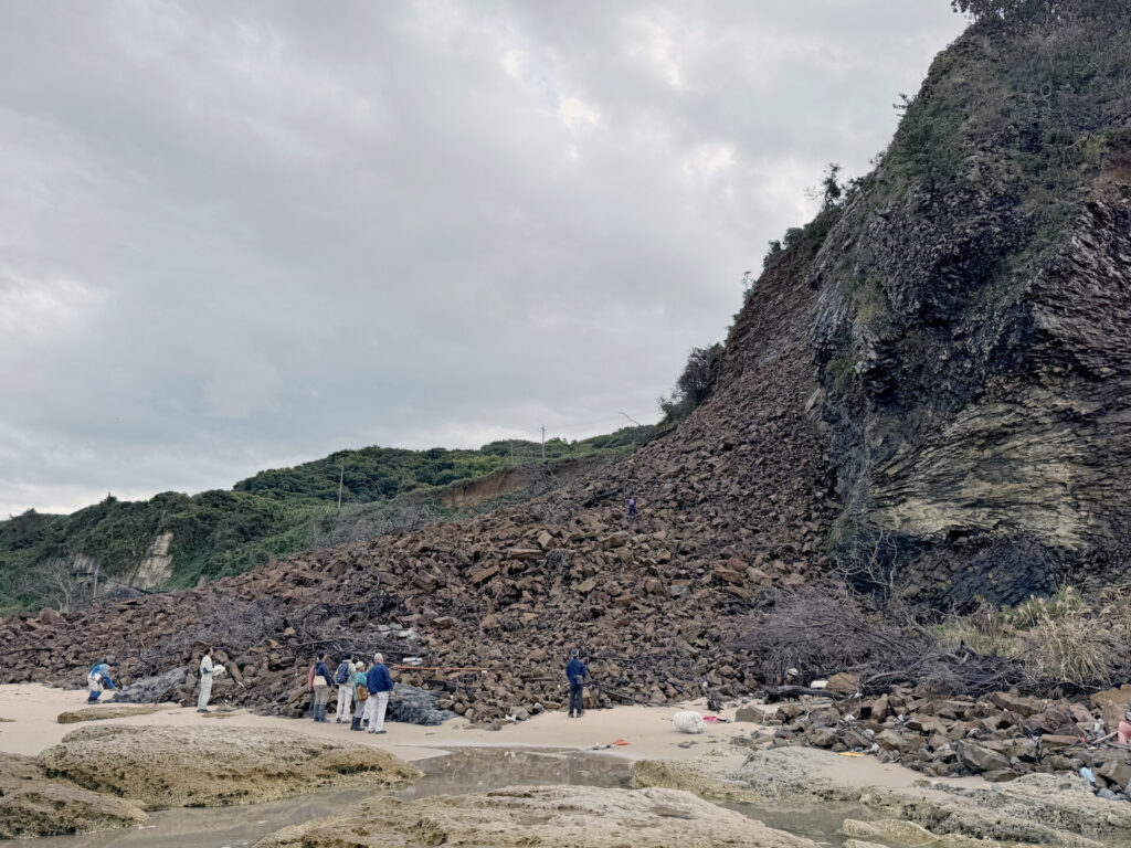 能登半島の琴ヶ浜の岩盤崩壊.崩壊は,令和6年能登半島地震によって発生した.