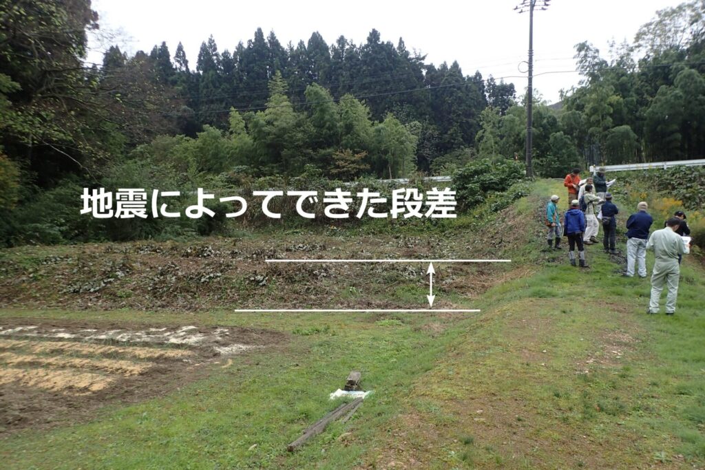 令和6年能登半島地震で発生した,若山川の段差地形.
