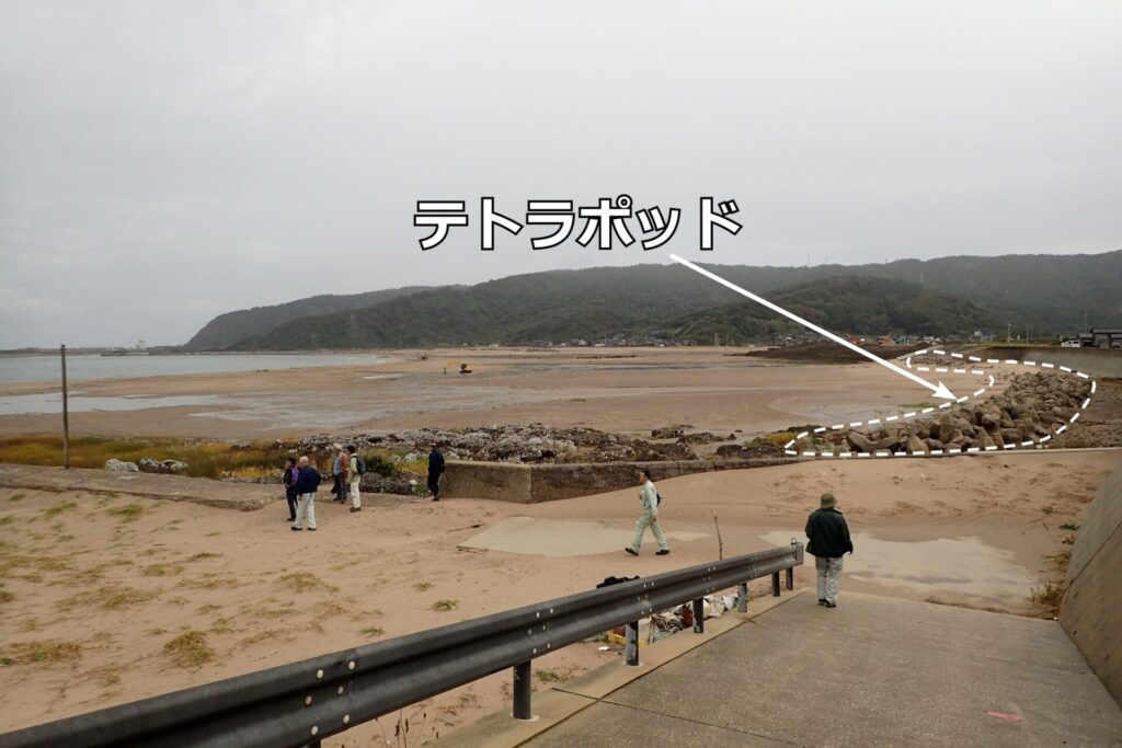 能登半島の黒島漁港．約4mの海岸隆起した場所で，砂浜が広く海岸線が後退したことがわかる．