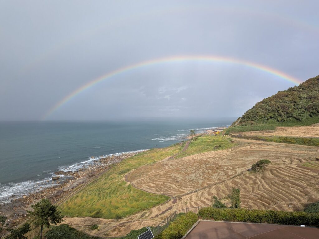 白米の千枚田です.虹がキレイにかかっています.