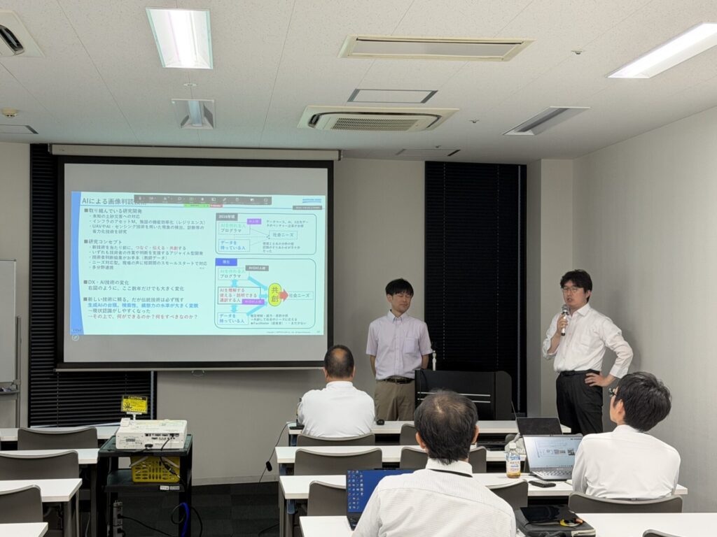 総合討論で登壇し質疑応答に応じる荒木講師と古木講師