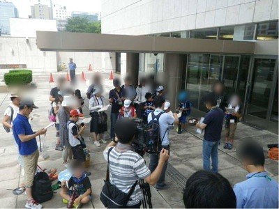 開会の挨拶を聞く参加者