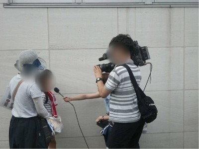 ツアーを取材するテレビ局