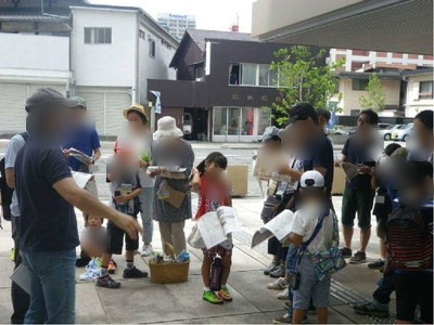 東桜会館前に集合した「都会で化石探検」の参加者
