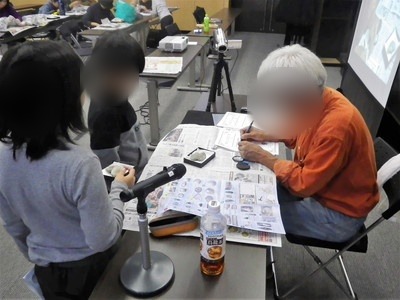 自分で発掘した化石の種類を調べる参加者