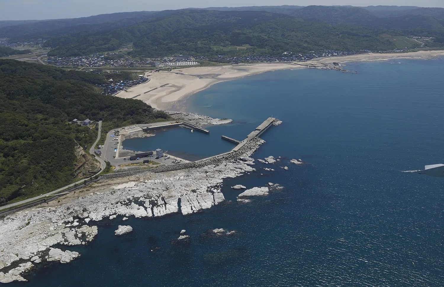 入選 『令和6年能登半島地震に伴って隆起した輪島市東方の鹿磯漁港と八ッ川河口部の隆起』 八木浩司